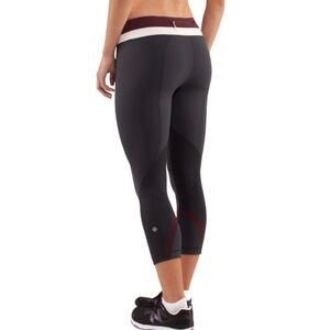 Lululemon Run: Inspire Crop II
Deep Coal / Bordeaux Drama / Pretty Pink size 8